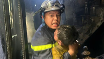 Chiến sĩ cảnh sát giải cứu 3 trẻ nhỏ mắc kẹt trong đám cháy