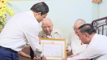 Bí thư Thành ủy TP. Hồ Chí Minh trao huy hiệu 80 năm tuổi đảng cho đảng viên lão thành
