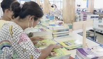 Một bộ sách thống nhất: Tìm giải pháp công bằng thực hiện miễn phí sách giáo khoa