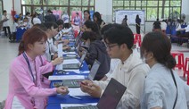 Trường Đại học Tôn Đức Thắng đón tân sinh viên thực hiện thủ tục nhập học