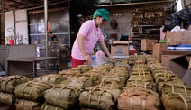 Nhộn nhịp mùa sản xuất bánh, mứt, quà quê Tết