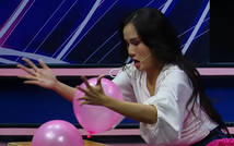Như Thùy “quăng hết hình tượng”, hóa "tôm búng" tại Song Tài Thách Đấu 2