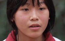 Mái ấm gia đình Việt: Cha sống thực vật, Hải Yến vừa đi học vừa phụ mẹ chăm cha