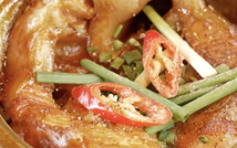 Năm Chà mê mẩn mâm cơm nhà trong Quán ăn hạnh phúc