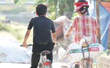 Mái ấm gia đình Việt: Cậu bé một mình chăm mẹ tâm thần sau khi cha qua đời