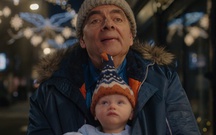 "Mr Bean" Rowan Atkinson vật lộn trông trẻ trong phim hài Giáng sinh "Man vs Baby"