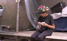 Chị em Thúy Đào hái rau, câu cá phụ mẹ mưu sinh - Mái ấm gia đình Việt