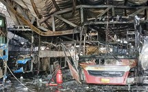 Cháy lớn tại gara ô-tô, hai xe khách bị thiêu rụi