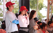 Vân Trang, Huy Khánh xúc động khi trở lại "Mái ấm gia đình Việt"