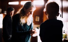 Phim tài liệu về Elizabeth Holmes gây chú ý với cách kể chuyện khó đoán