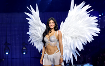 Victoria’s Secret Fashion Show 2026 biến hóa sàn diễn với bốn mùa