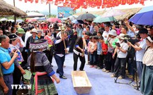 Giữ gìn văn hóa Mông qua tiếng khèn và sắc thổ cẩm ở Điện Biên
