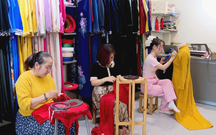 Giữ hồn Tết Việt qua tà áo dài may đo thủ công