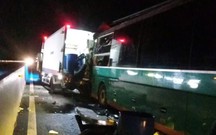 Tai nạn liên hoàn trên cao tốc Vân Phong - Nha Trang, tài xế bị mắc kẹt trong cabin