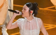 Ca sĩ hát "Golden" trên sân khấu Oscar diện thiết kế của Đỗ Long