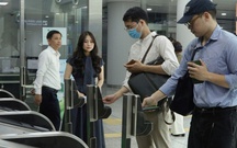 Apple Express ra mắt: Đi metro nhanh hơn, “chạm là qua”, chưa đầy 2 giây soát vé