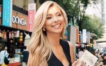 Hoa hậu người Mỹ Yolina Lindquist dạo phố, check-in bưu điện, đường sách TP. Hồ Chí Minh