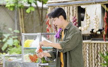 Lẹ không trễ tàu: Ám ảnh văn nghệ "cây nhà lá vườn" và cái kết