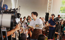 Song Luân, Anh Tú bán bánh gây quỹ giúp trẻ em "Mái ấm gia đình Việt"