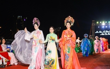 Độc đáo đêm trình diễn áo dài trên cây cầu lâu đời nhất bắc qua sông Hàn