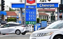 Giá dầu Mỹ giảm xuống dưới 100 USD/thùng sau thỏa thuận ngừng bắn Mỹ - Iran