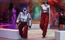 Khi robot "sải bước" trên sàn catwalk