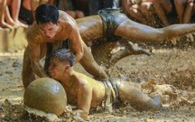 Hàng nghìn người xem tranh cầu trên sới bùn tại lễ hội độc đáo ở Bắc Ninh