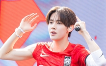 Seonghyeon khuấy động không khí cổ vũ đội tuyển Hàn Quốc