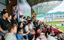 Người khiếm thị lần đầu trải nghiệm xem bóng đá trực tiếp bằng bình luận mô tả