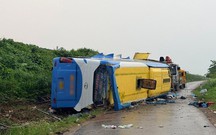 Xe khách lao khỏi cao tốc Pháp Vân - Cầu Giẽ, 4 người tử vong