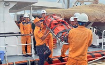 Vượt thời tiết sóng gió, đưa ngư dân gặp sự cố sức khỏe về bờ an toàn