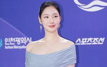 Kim Go-eun nhận Daesang tại Rồng Xanh 2026: "Tôi sẽ nỗ lực, xin hãy cho tôi cơ hội"