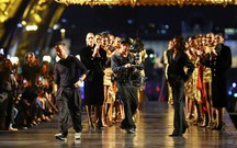 Saint Laurent phủ sắc vàng tại Paris, có thể là show cuối của Anthony Vaccarello