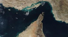Mỹ và Iran chạy đua kiểm soát eo biển Hormuz, giá dầu tiếp tục biến động