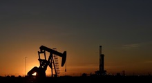 Mỹ không kích Iran sau nhiều vụ tấn công tàu hàng qua eo biển Hormuz