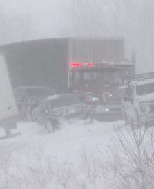 Mỹ: Bão tuyết gây tai nạn liên hoàn hơn 100 xe ở Michigan