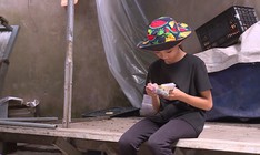 Chị em Thúy Đào hái rau, câu cá phụ mẹ mưu sinh - Mái ấm gia đình Việt