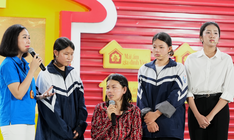 MC Mỹ Vân cảm phục nghị lực cô bé 17 tuổi thay cha chăm lo mẹ và em gái