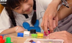 Chậm: Phát triển kỹ năng "vận động tinh" thông qua bài tập vặn nắp chai