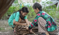 Chuyện cụ bà nặng 28kg gồng gánh nuôi chị em Như Ý