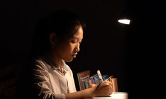 Cô bé mồ côi cha, mang bệnh hiểm nghèo vẫn vươn lên học giỏi