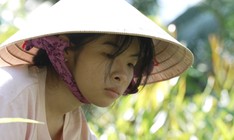 Kiều My nương tựa bà lớn tuổi vì mất cha, mẹ không minh mẫn