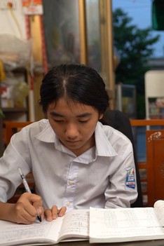 Sớm mồ côi cha, Hồng Quyên ước mơ làm bác sĩ để cứu mẹ