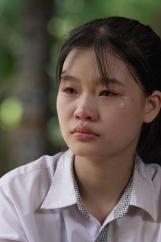 Lớn lên trong gian khó, Minh Hằng hiểu chuyện đến đau lòng