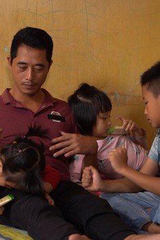 Chuyện em Minh Tú: Mẹ mất, hai em tăng động - Mái ấm gia đình Việt