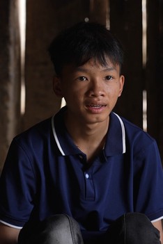 Cậu bé có cha bị tâm thần, mẹ bỏ đi khi em chưa hai tuổi