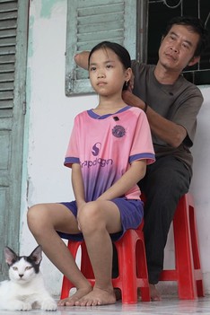Cô bé mong mua áo mới cho cha | Mái ấm gia đình Việt