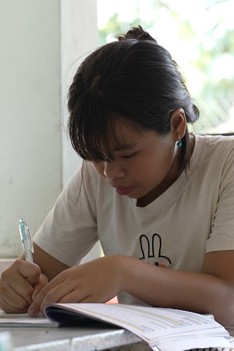Đôi tay chai sần của bé gái 12 tuổi | Mái ấm gia đình Việt
