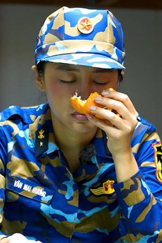 Dàn nghệ sĩ vượt say sóng, quây quần ca hát trên tàu ra Trường Sa | Sao Nhập Ngũ 2026