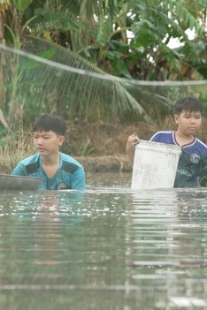 Cậu bé giấu nỗi buồn để vươn lên | Mái ấm gia đình Việt